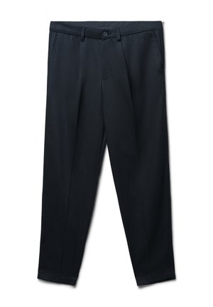 Pantaloni neri su misura da uomo con passanti per cintura, chiusura con bottone e tasche laterali su uno sfondo bianco.