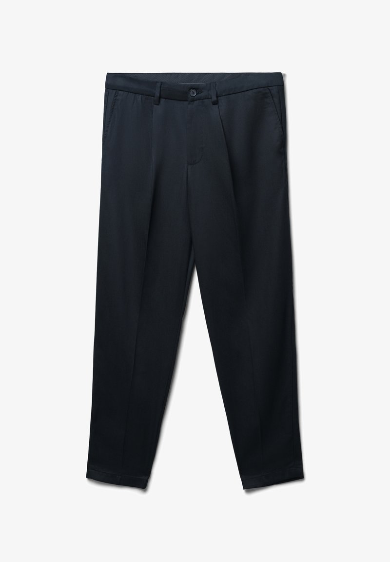 Schwarze maßgeschneiderte Hose mit flachem Vorderteil, Gürtelschlaufen und Seitentaschen. Hergestellt aus einem glatten, leichten Stoff mit leicht verkleinertem Bein.