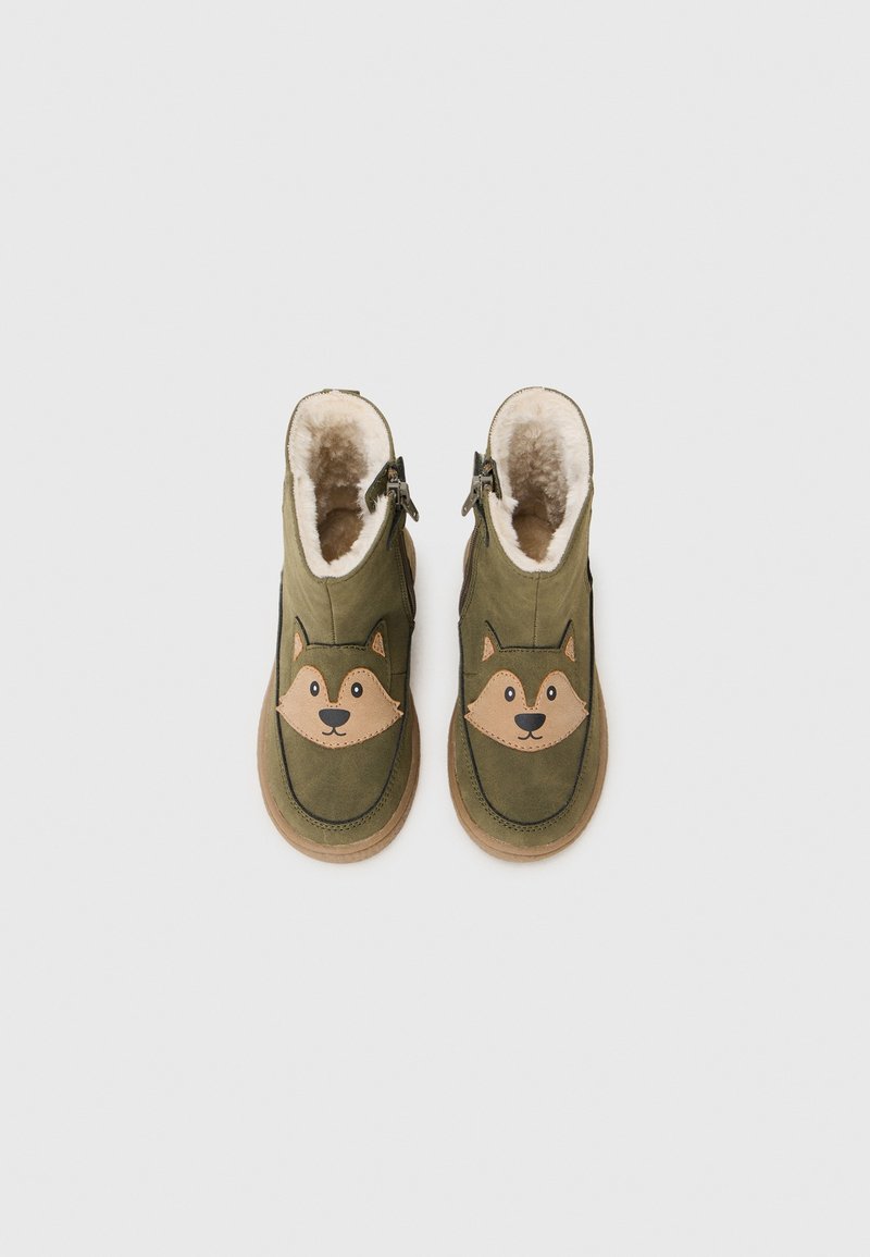 Bottes d’hiver pour enfants vert olive avec motif de visage de renard beige, fermeture éclair latérale et doublure intérieure duveteuse, vue de dessus.