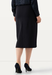 Ulla Popken STRAIGHT ELASTIC WAIST STRETCH  - Pouzdrová sukně - black