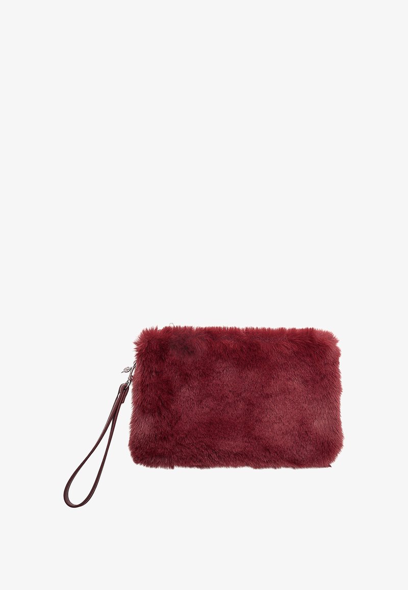 Burgundska faux fur torbica z mehko teksturo, pravokotno obliko in priponko za zapestje. Brez vidnih delov iz kovine.