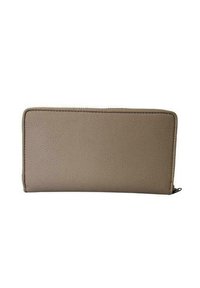 Portafoglio rettangolare in pelle taupe con superficie texture e chiusura con zip sul lato destro, mostrato su uno sfondo bianco.
