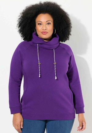 Sweatshirt violet à col cheminée avec cordons de serrage en rope blanche et accents en métal doré. Tissu doux, manches longues, poches latérales, coupe décontractée.