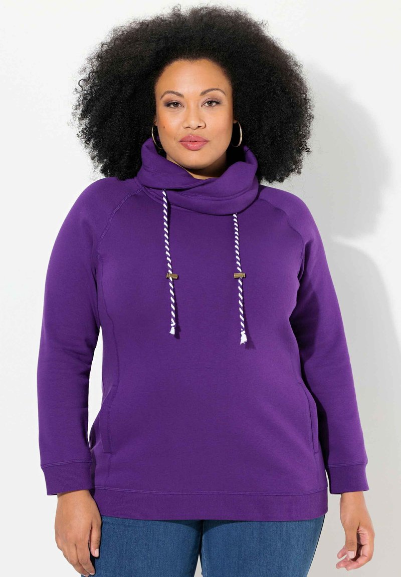 Lila cowl-neck sweatshirt med vita repdragningar och guldaccent. Mjukt tyg, långa ärmar, sidofickor, avslappnad passform.
