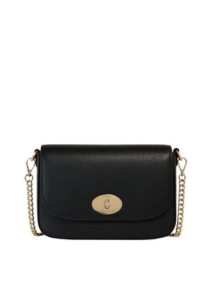 Sac bandoulière en cuir texturé noir avec fermeture ovale dorée et bandoulière chaîne dorée sur fond blanc.