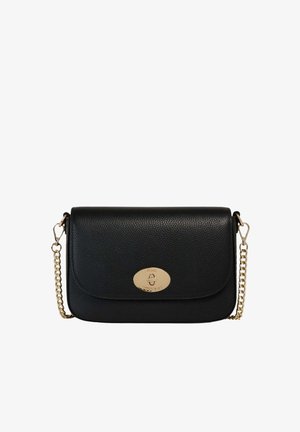 Sac bandoulière en cuir texturé noir avec fermeture ovale dorée et bandoulière chaîne dorée sur fond blanc.