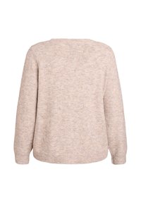 Jasno beżowy sweter z miękkiej, teksturowanej tkaniny, luźny krój, ribbowe wykończenie i długie rękawy; widok z tyłu ukazuje prostotę formy.