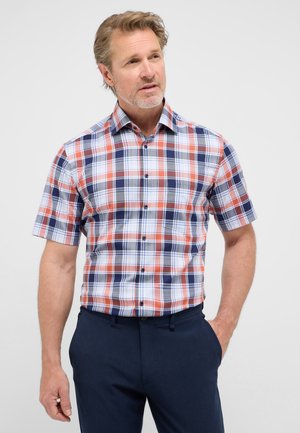 Kurzärmliges kariertes Hemd in Rot, Marineblau und Weiß. Hervorhebungen sind der Button-Down-Kragen, kontrastierende Karomuster und eine taillierte Silhouette.