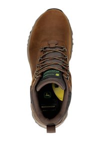 Bruine waterdichte wandelschoen met een bovenwerk van getextureerd leer, een contrasterende donkere rubberen buitenzool en meerkleurige veters. Groene logo aan de binnenkant.