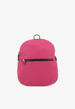 Piccolo zainetto rosa con una tasca frontale con cerniera e un manico ad anello nero nella parte superiore, mostrato su sfondo bianco.