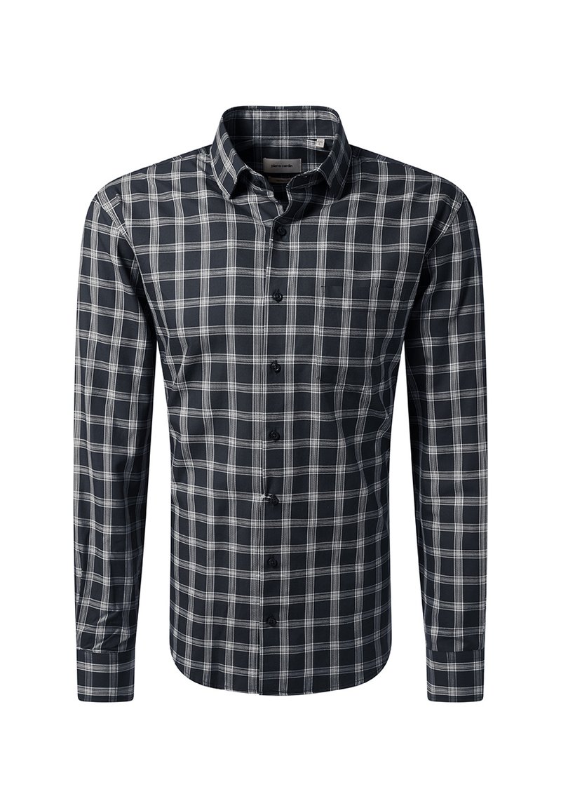 Camicia a maniche lunghe a quadri bianco e nero con colletto, esposta su uno sfondo bianco semplice.