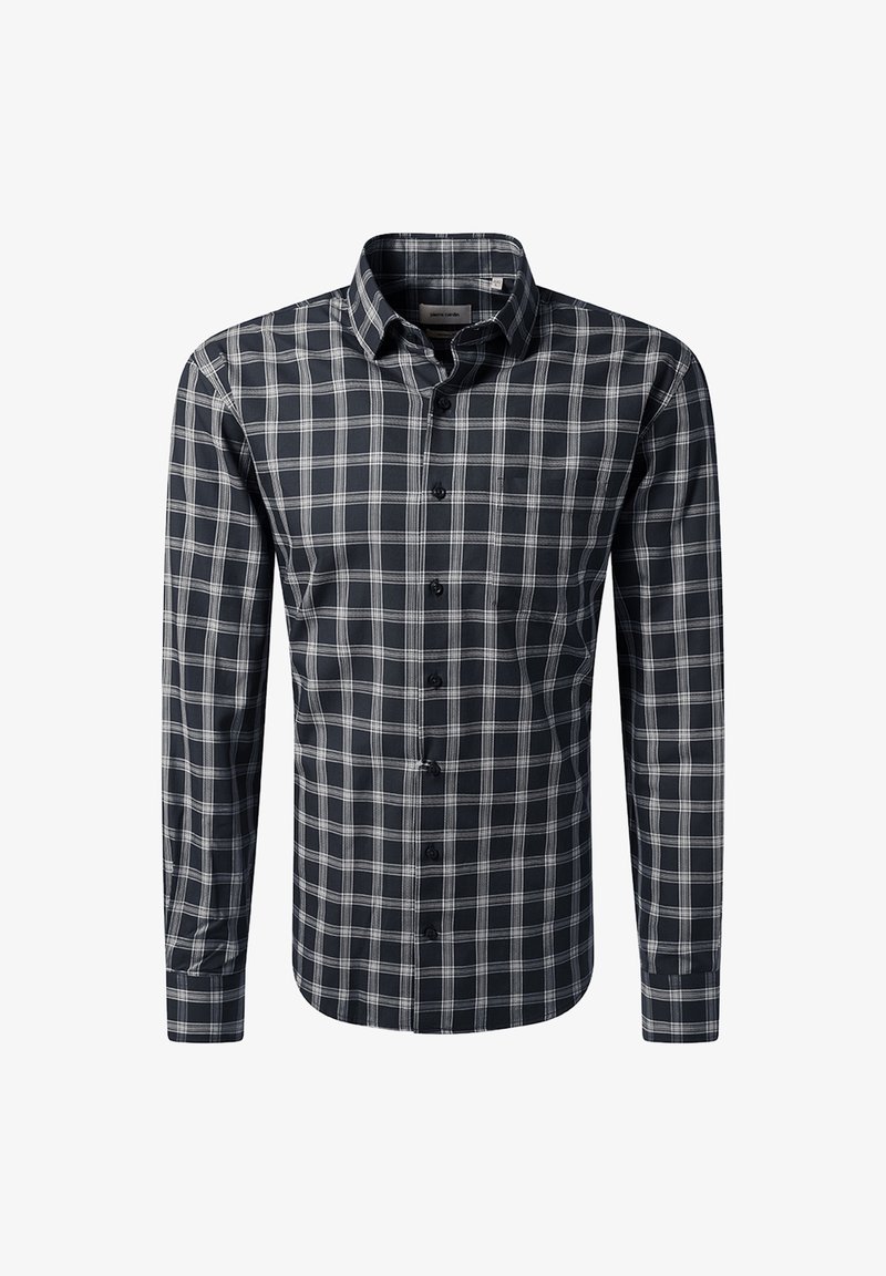 Camicia a maniche lunghe a quadri bianco e nero con colletto, esposta su uno sfondo bianco semplice.