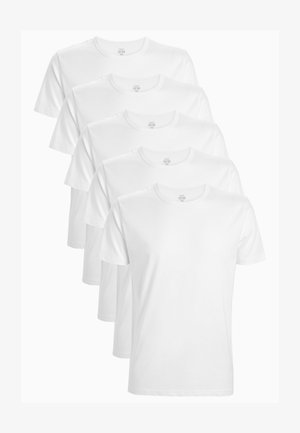 Weiße Baumwoll-T-Shirts, die in einem Stapel angeordnet sind. Jedes hat einen runden Rundhalsausschnitt und kurze Ärmel und zeichnet sich durch eine glatte und schlichte Textur aus.