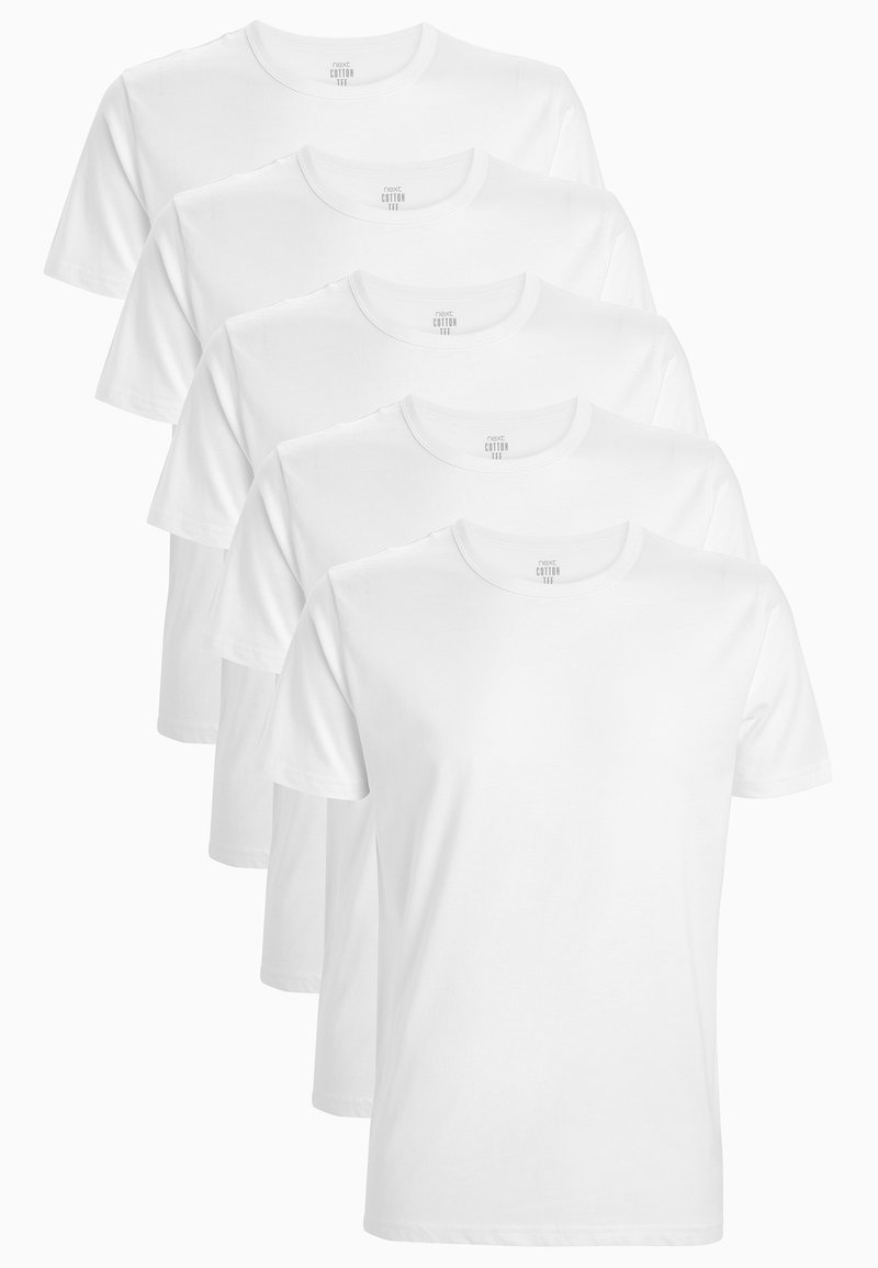 Tricouri albe din bumbac aranjate într-un teanc. Fiecare are guler rotund și mâneci scurte, având o textură netedă și uniformă.