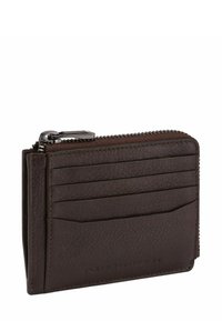 Portefeuille en cuir marron avec fermeture éclair, plusieurs emplacements pour cartes et finition texturée. Comprend un accent de quincaillerie en ton argenté.