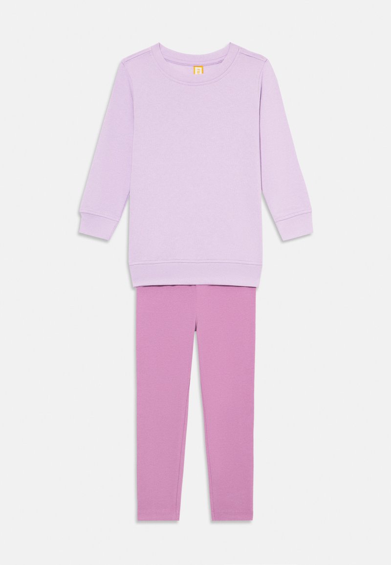 Lila hosszú ujjú pulóver, bordás mandzsettával, rózsaszín leggings-el párosítva. Pamut keverék anyag, egyszerű dizájn, minta vagy további részletek nélkül.