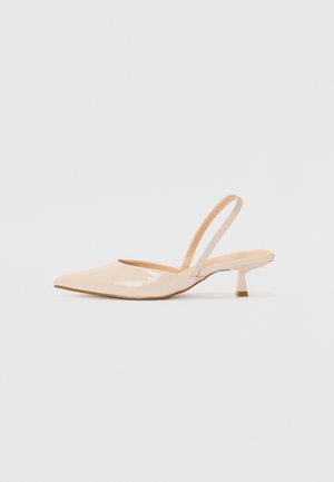 Beige laklædersko med slingback, spids tå, lav blokkappehæl og minimal rem, med en glat, blank finish.