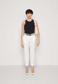 Tommy Hilfiger STRAIGHT  - Pantaloni - optic white