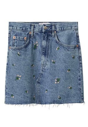 Blå denim mininederdel med frynset kant og små, hvide broderede blomster spredt over stoffet, med forlommer og bæltestropper.
