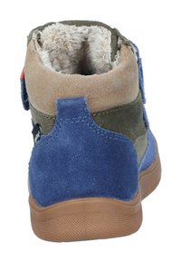 Klettverschluss-Stiefelette aus einer Mischung aus blauem, braunem und olivgrünem Wildleder. Weiches Innenfutter, Gummisohle mit strukturiertem Profil und kontrastierende Steppnähte.