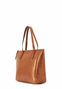 Brązowa skórzana torba tote z dwoma ramiączkami, o usztywnionym kształcie, z kieszenią na zamek i złotym akcentem z przodu. Gładka faktura.