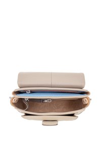 Borsa a tracolla in pelle beige con design strutturato, dotata di una tasca interna con zip blu e fodera in suede beige. Apertura superiore con chiusura a patta.