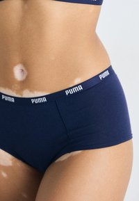 Mornarsko plave pamučne bokserice s elastičnom tamanom s bijelim "PUMA" logotipom. Glatka tekstura i uski kroj.