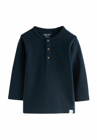 Chemise à manches longues bleu marine en tissu texturé, avec un col rond, trois boutons en bois et une petite étiquette logo sur l'ourlet.