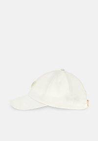 Casquette de baseball blanche à visière courbée, fabriquée en tissu lisse. Présente un petit accent doré sur le côté et possède des œillets de ventilation.