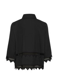 Sort cropped bluse med krave, prydet med et lagdelt design og bølget kant. Blondeindsatser ved ærmerne og bunden tilføjer struktur.
