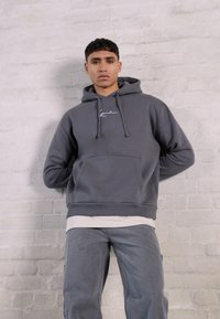 Karl Kani - SMALL SIGNATURE ESSENTIAL HOODIE UNISEX - Džemperis su gobtuvu - anthracite Miniatiūros vaizdas 1