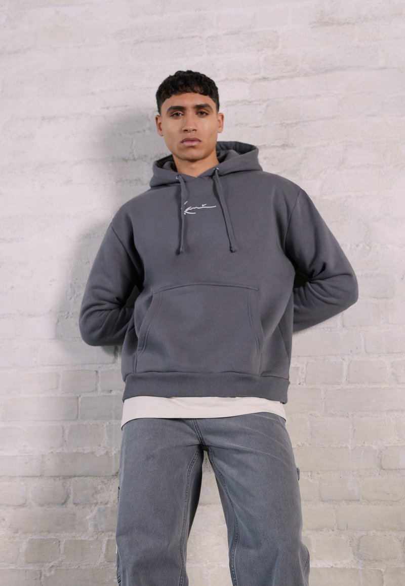 Karl Kani - SMALL SIGNATURE ESSENTIAL HOODIE UNISEX - Džemperis su gobtuvu - anthracite, Padidinti