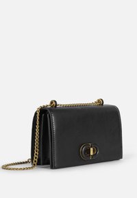 Borsa a tracolla nera in pelle con una tracolla in catena dorata, forma rettangolare, superficie liscia e hardware decorativo sul davanti.