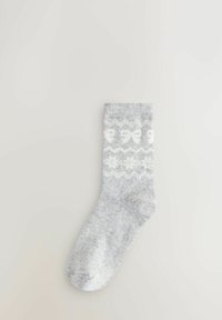 Calcetín de punto gris con un patrón blanco de lazos y flores, con un puño de canalé y un acabado suave y texturizado.