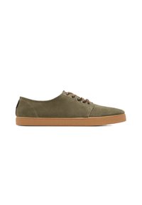 Grüne Wildleder-Sneaker mit niedrigem Profil, braunen Schnürösen und einer strukturierten, tanfarbenen Gummisohle. Minimalistisches Design mit glatter Oberfläche.