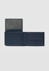 Cartera de cuero azul marino, diseño bifold con múltiples ranuras para tarjetas, un bolsillo transparente para identificación y un acabado texturizado. Presenta un sutil acento de logotipo.