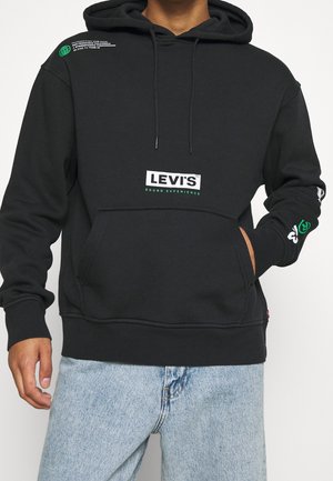 Felpa nera con cappuccio e tasca frontale, logo "LEVI'S" bianco e dettagli verdi. Presenta polsini a coste e una vestibilità comoda.