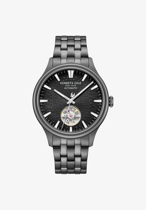 Automatické náramkové hodinky Kenneth Cole s černým texturovaným ciferníkem, stříbrnými hodinovými indexy, okénkem odkrytého strojku a lesklým kovovým náramkem s články.