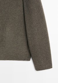 Maglione in lana grigio scuro con una trama morbida, caratterizzato da una linea dritta e maniche lunghe. Design minimalista senza accenti o pattern prominenti.