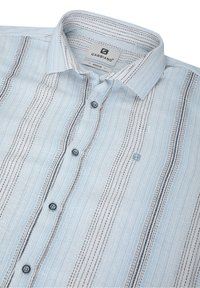 Camicia a righe azzurro chiaro con colletto button-down, caratterizzata da sottili linee nere e un logo sul petto, realizzata in un tessuto testurizzato.