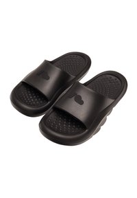 Sandales noires à glissière avec un semelle texturée, une large sangle et un logo en forme de cœur. Fabriquées en matériau durable avec une finition lisse.