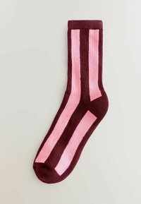Bordo čarapa do gležnja s vertikalnim ružičastim prugama. Mekan materijal s rebrastim dizajnom i ojačanom petom.