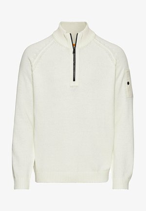 Hvid strikket sweater med halv-zip krave, ribbede manchetter og mønster, samt en lomme på ærmet. Blød tekstur, afslappet pasform.