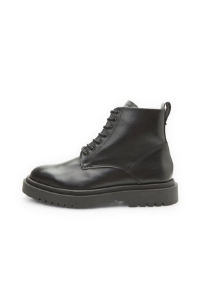 Botine din piele neagră până la gleznă, cu vârf rotund, design cu șireturi și talpă groasă din cauciuc texturat. Au un tab pentru tragere pe călcâi pentru o îmbrăcare ușoară.