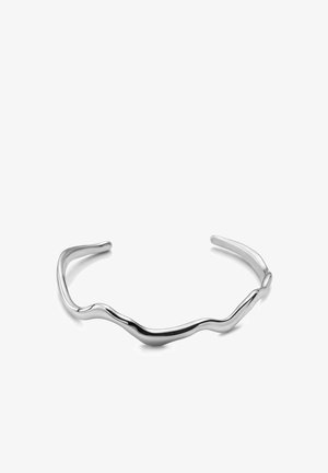 Sølv åben armring med et uregelmæssigt, bølget design og en poleret, reflekterende overflade på en hvid baggrund.