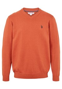 Orange v-halströja gjord av mjukt, medeltungt tyg. Har ribbade ärmslut och nederkant, med en liten svart logotyp på bröstet.