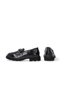 Schwarze Lacklederschlüpfschuhe mit einer robusten Sohle, die ein dekoratives Schnallendetail an der Spitze und genähte Akzente entlang des Obermaterials aufweisen.