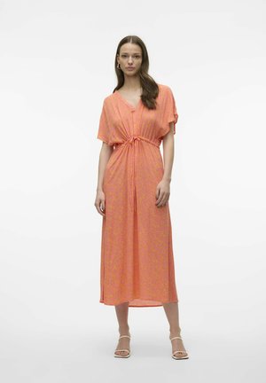 Robe maxi de couleur rose vif avec des motifs floraux, en tissu léger, à manches courtes, décolleté en V, et taille froncée avec détail à nouer.