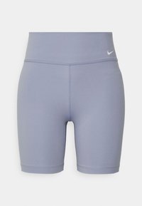 Rowerowe spodenki Nike w jasnofioletowym kolorze, z wysokim stanem, widocznymi szwami oraz małym białym logo Nike na lewym biodrze.