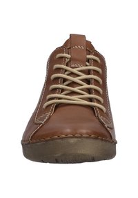 Braune Leder Schuhe mit rundem Zehen, beigen Schnürsenkeln und dekorativer Naht. Die Sohle ist strukturiert für besseren Halt und leicht erhöht an der Ferse.